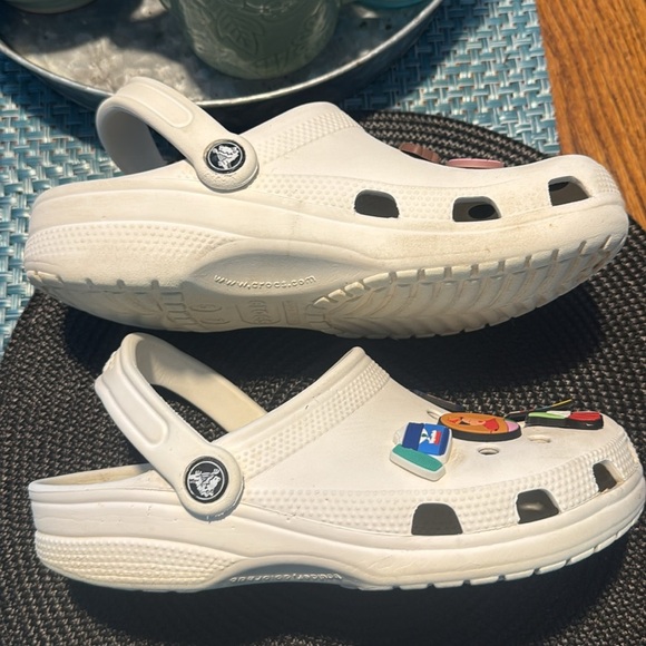 Classic Crocs - Women’s 7, Men’s 5 - Picture 2 of 7